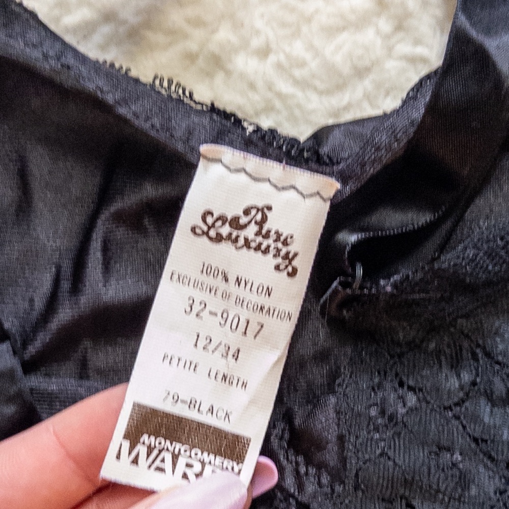 Elegant Black Lace Nightgown Pure Luxury - Picture 6 of 9